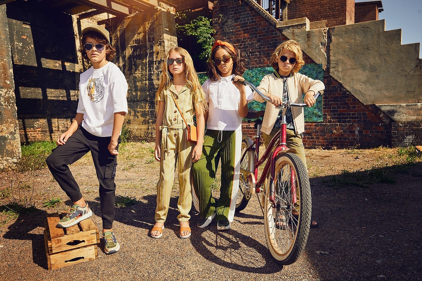 Art Direction, Wardrobe and Props Styling Heloise Sykes Art Direction, Wardrobe and Props Styling Heloise Sykes